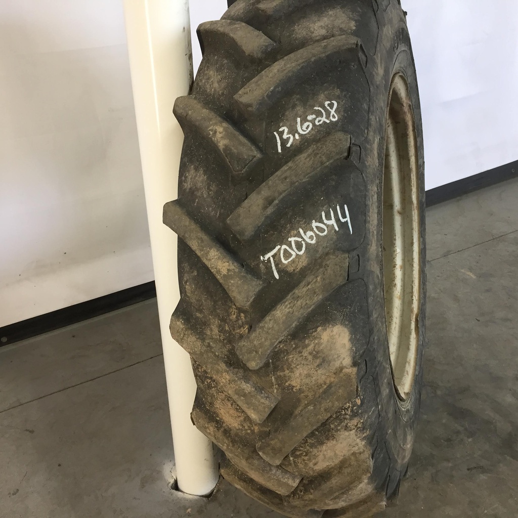 13.6/-28 Springfield Farm Aid All Purpose R-1 on Case IH Silver Mist 10-Hole Rim with Clamp/Loop Style 40%