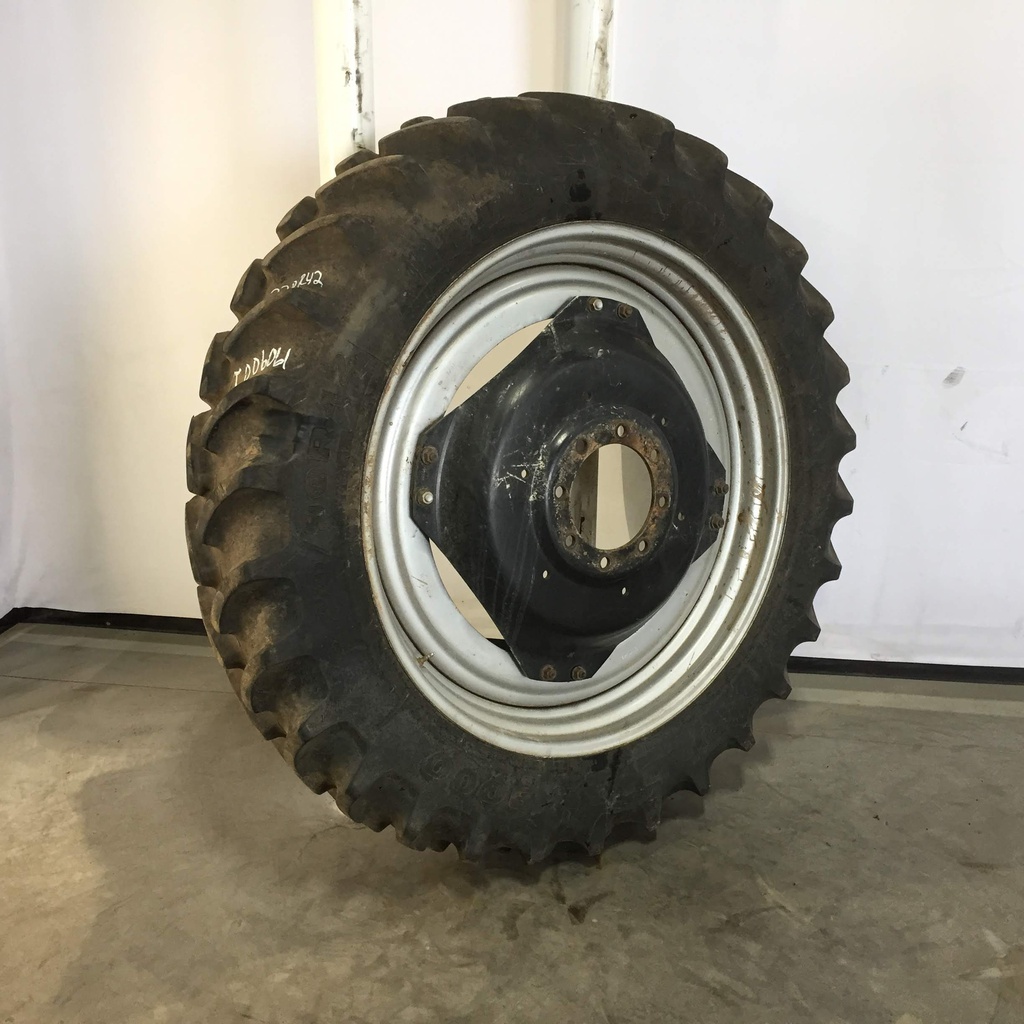 320/90R42 Firestone Radial 9000 R-1W on Case IH Silver Mist/Black 8-Hole Stub Disc (groups of 2 bolts) 80%