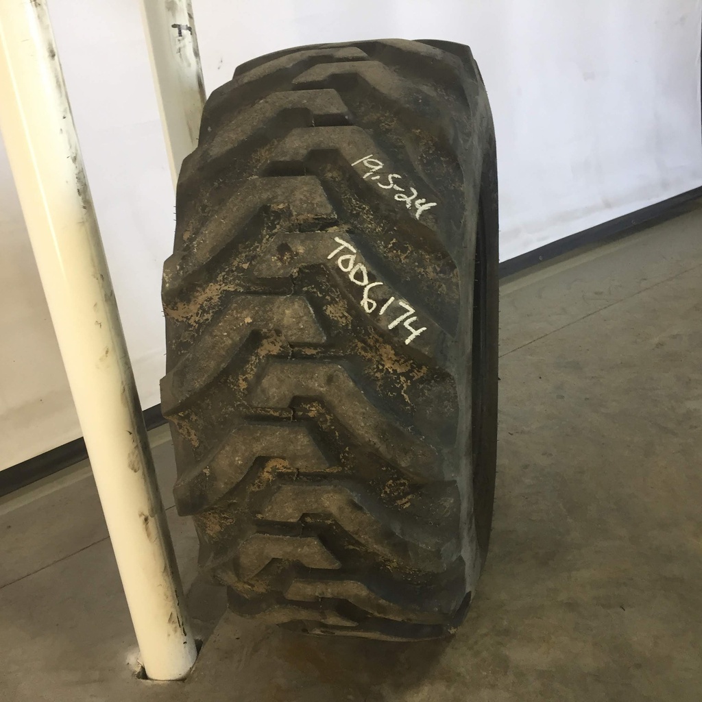 19.5/L-24 Firestone All Traction Utility R-4, F (12 Ply) 90%