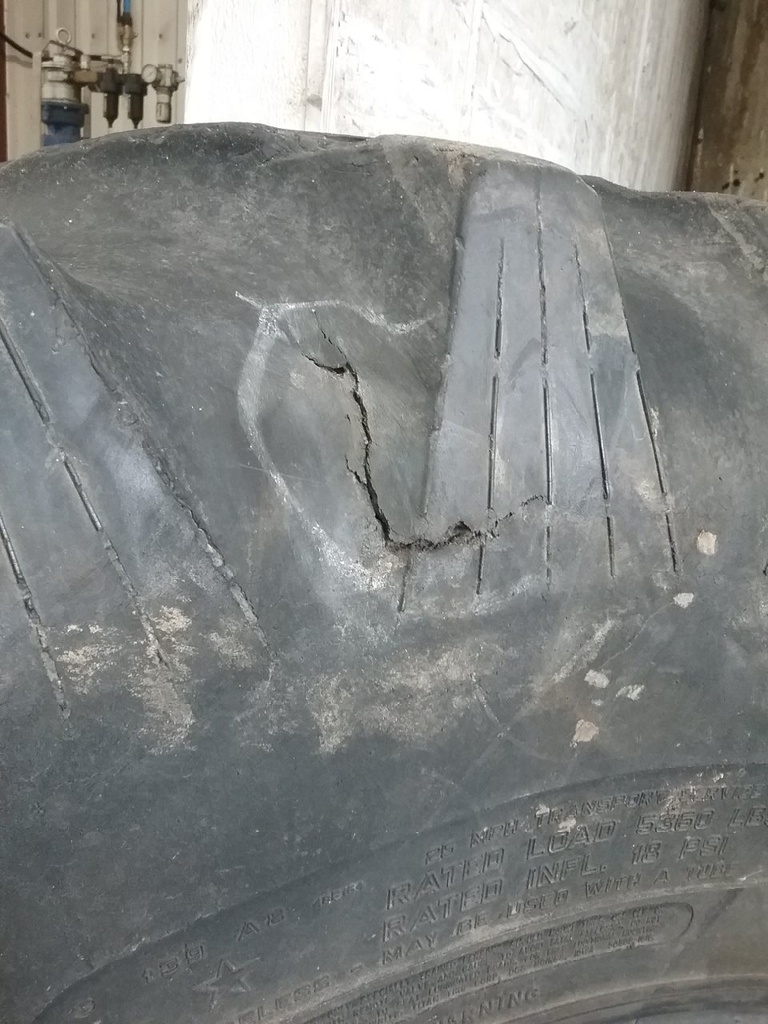 18.4/R34 Titan Farm Hi Traction Lug Radial R-1 139 B 60%