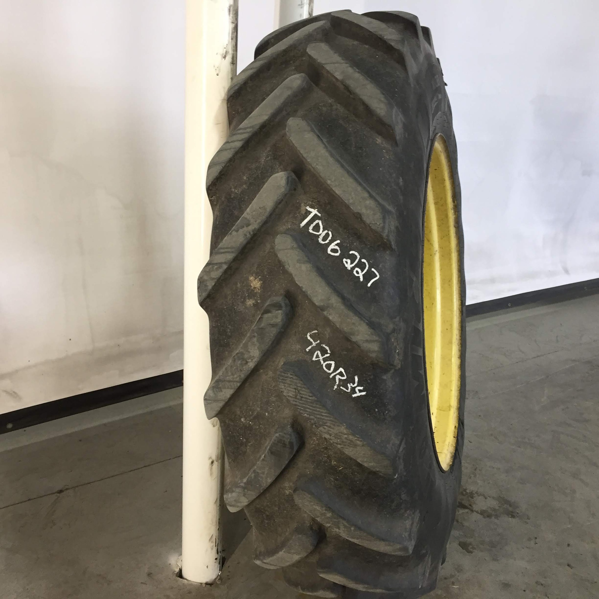 Used420/85R34 Michelin Yieldbib R1W on Waffle Wheel (Groups of 3 bolts