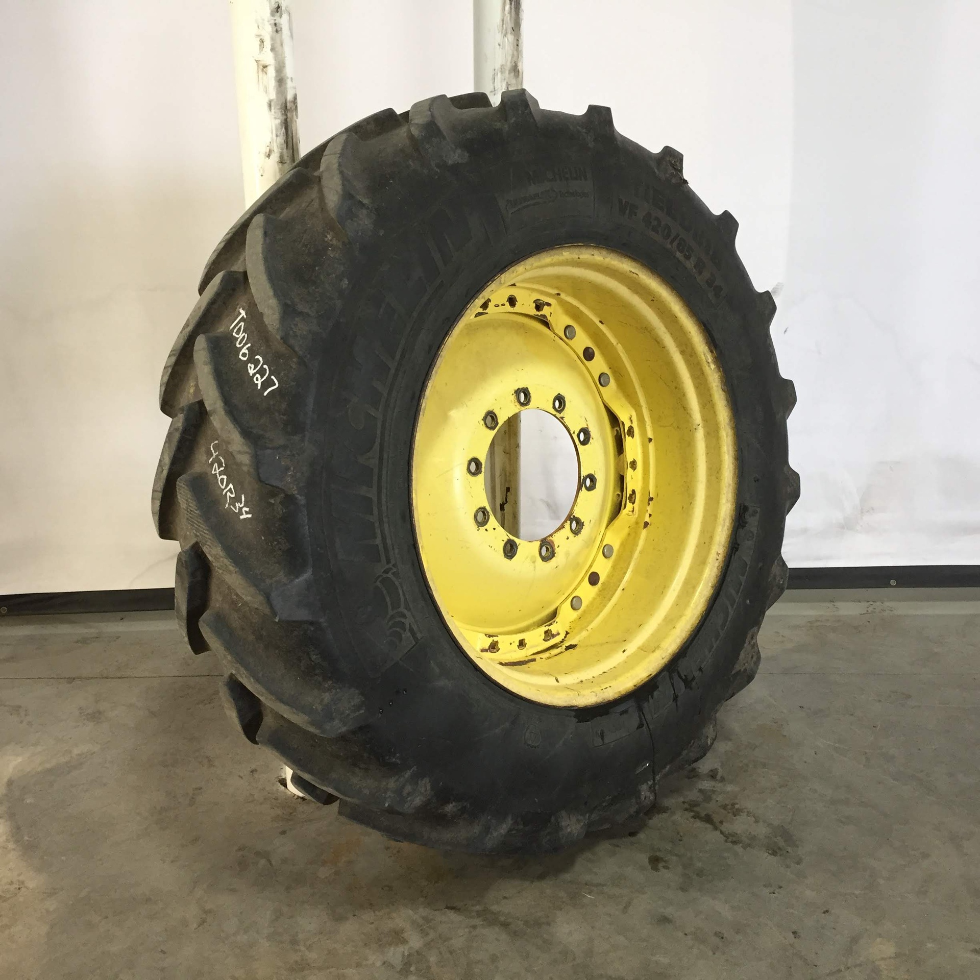 Used420/85R34 Michelin Yieldbib R1W on Waffle Wheel (Groups of 3 bolts