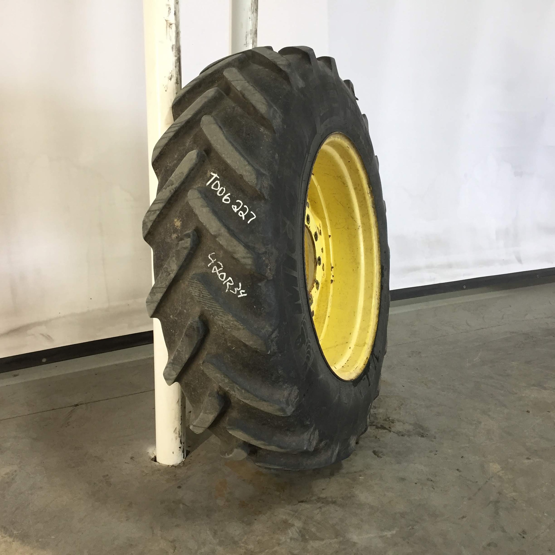 Used420/85R34 Michelin Yieldbib R1W on Waffle Wheel (Groups of 3 bolts