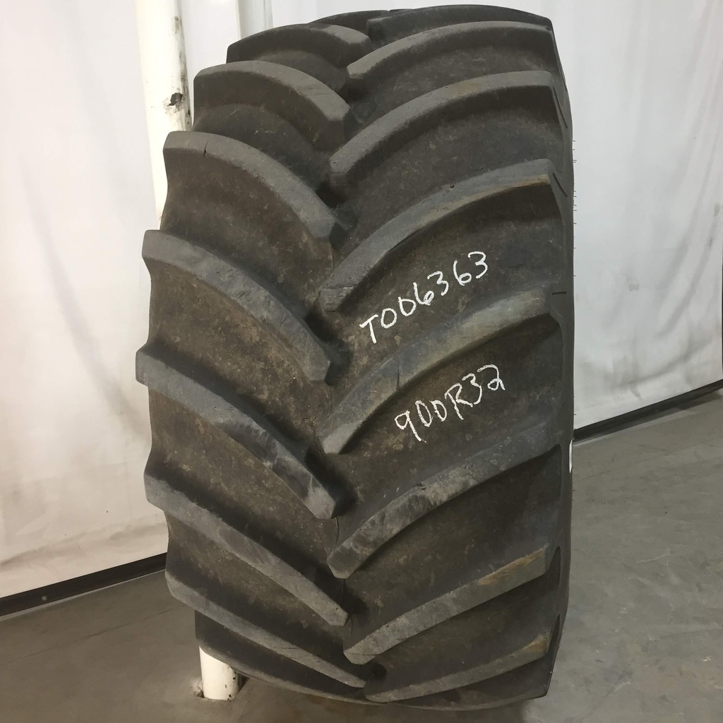 900/60R32 Goodyear Farm DT830 Optitrac R-1W on New Holland White 10-Hole Formed Plate 85%