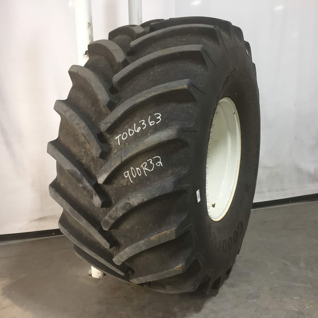 900/60R32 Goodyear Farm DT830 Optitrac R-1W on New Holland White 10-Hole Formed Plate 85%