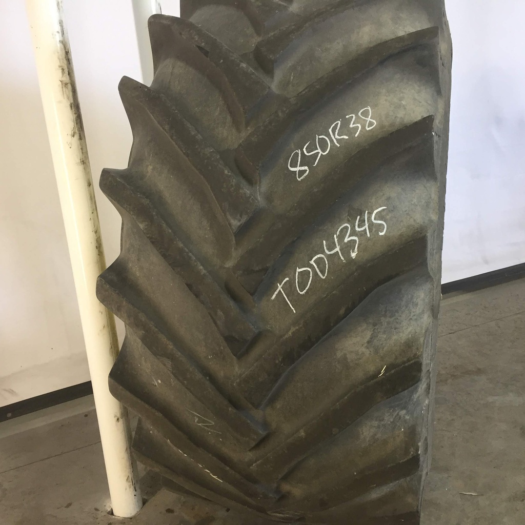 850/60-38 Trelleborg T414 R-1W on John Deere Yellow 10-Hole Formed Plate 55%