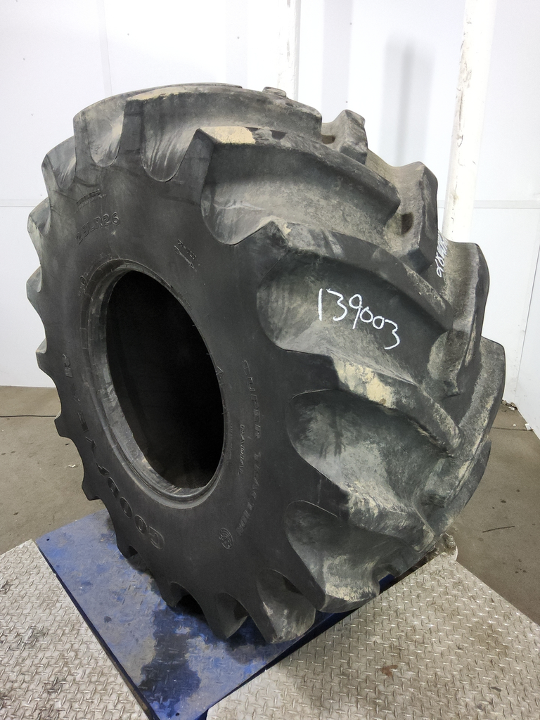 28LR26 Goodyear Farm Super Traction Radial R-1W 99%