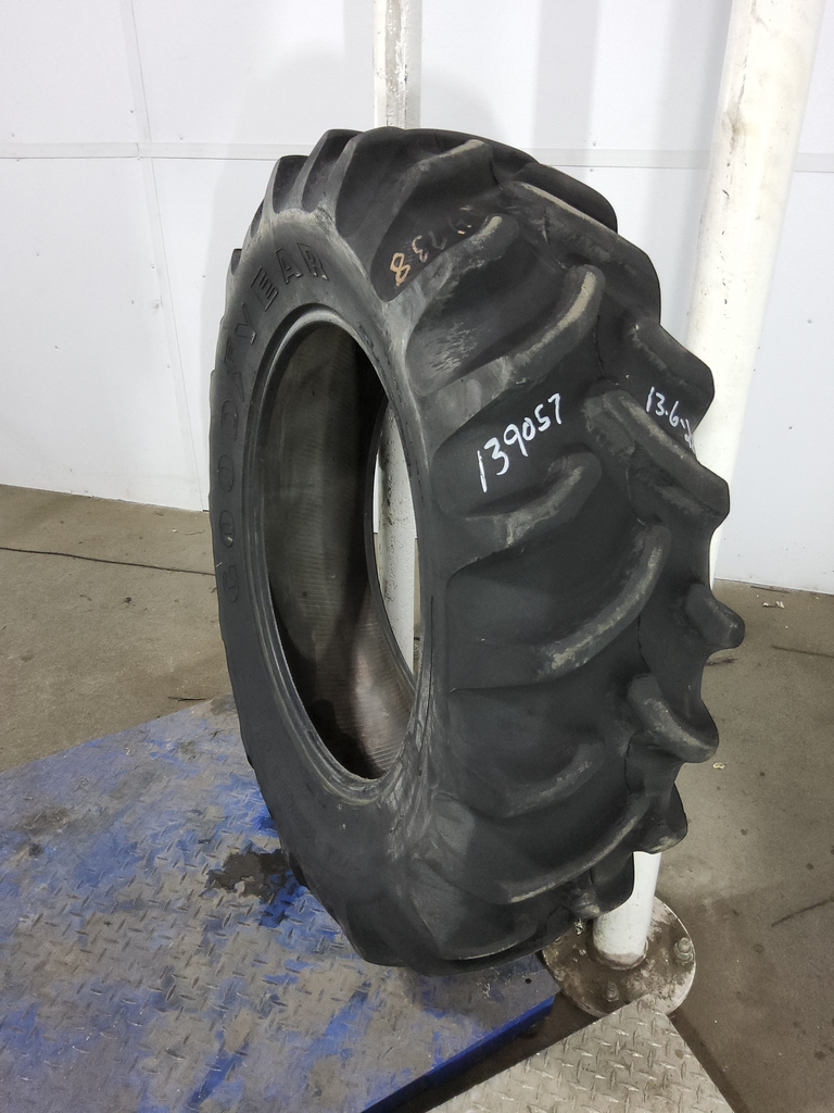 13.6-28 Goodyear Farm Dyna Torque II R-1 E (10 Ply), 70%