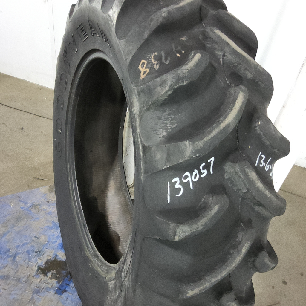 13.6-28 Goodyear Farm Dyna Torque II R-1 E (10 Ply), 70%