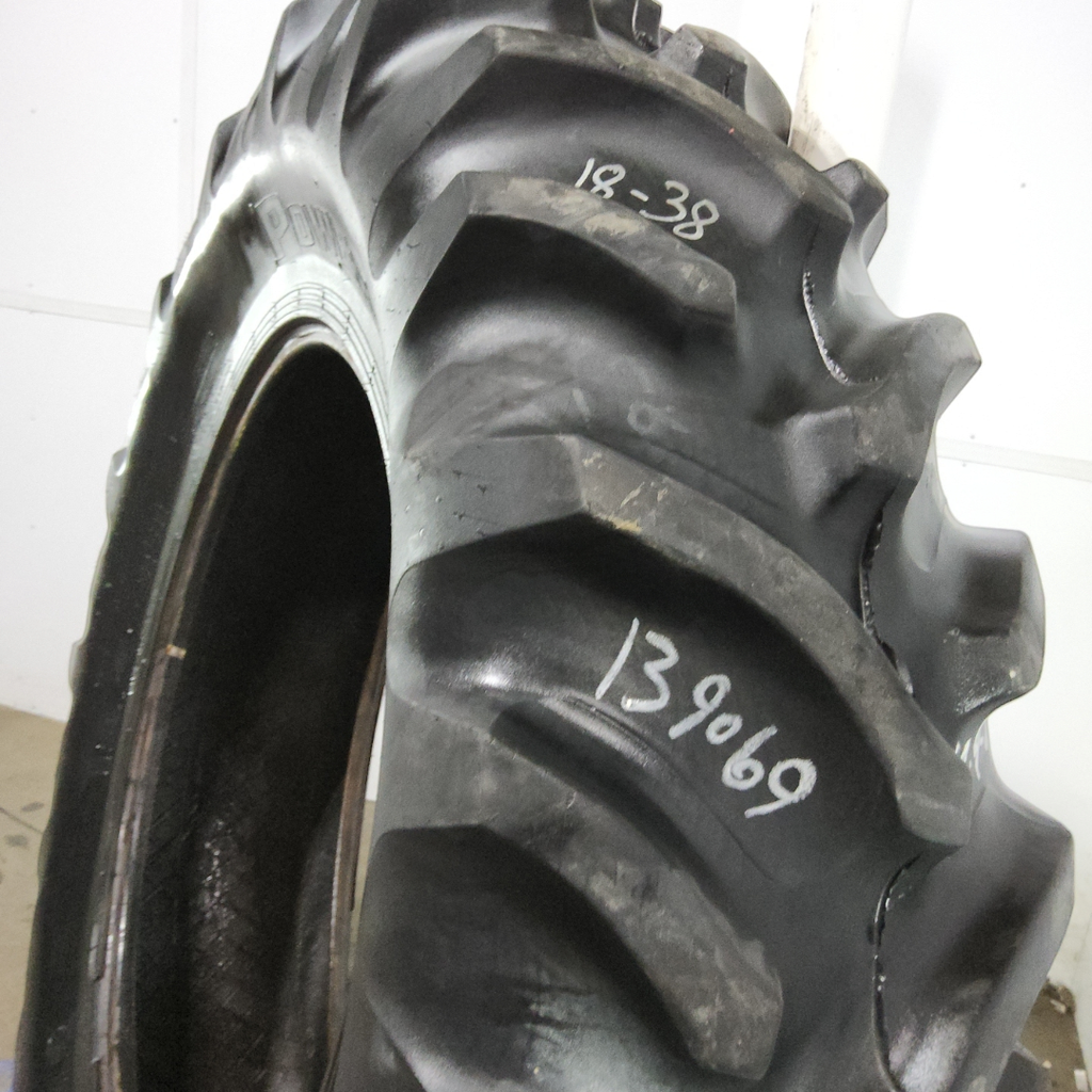 18.4-38 Power Mark L/S Rear Trac R-1 D (8 Ply), 90%