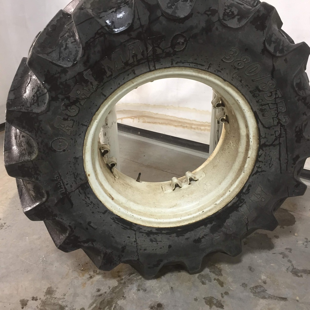 380/85R24 BKT Tires Agrimax RT 855 R-1W on New Holland White 8-Hole Rim with Clamp/Loop Style (groups of 2 bolts) 75%