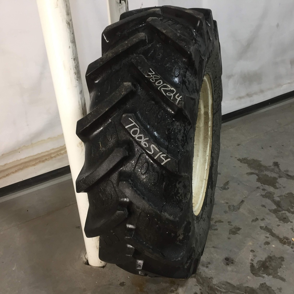 380/85R24 BKT Tires Agrimax RT 855 R-1W on New Holland White 8-Hole Rim with Clamp/Loop Style (groups of 2 bolts) 75%