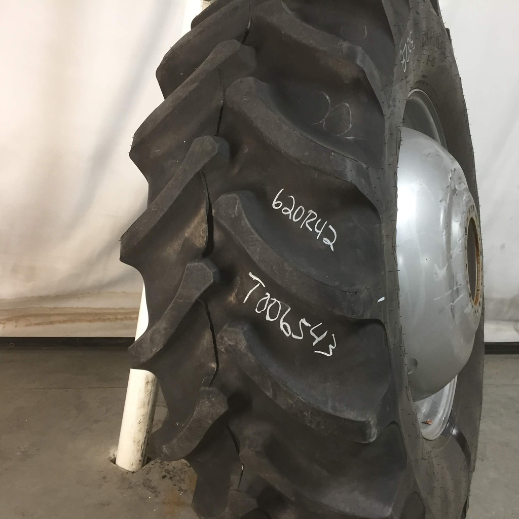 620/70R42 Firestone Radial All Traction DT R-1W on Case IH Silver Mist 20-Hole Dolly Dual 90%