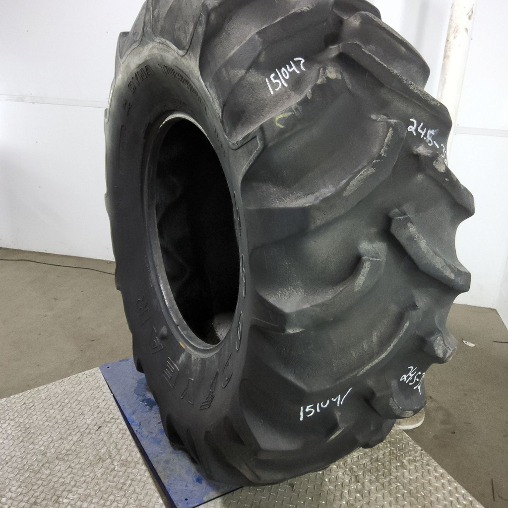 24.5-32 Goodyear Farm Dyna Torque II R-1 F (12 Ply), 80%