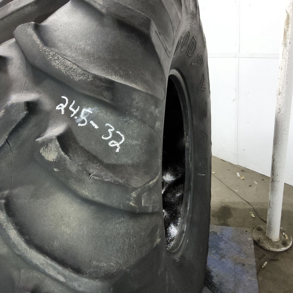 24.5-32 Goodyear Farm Dyna Torque II R-1 F (12 Ply), 80%