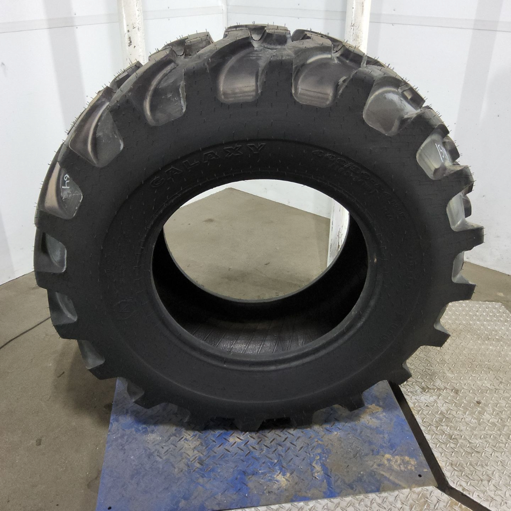 16.9-24 Galaxy Super Industrial Lug R-4 D (8 Ply), 99%