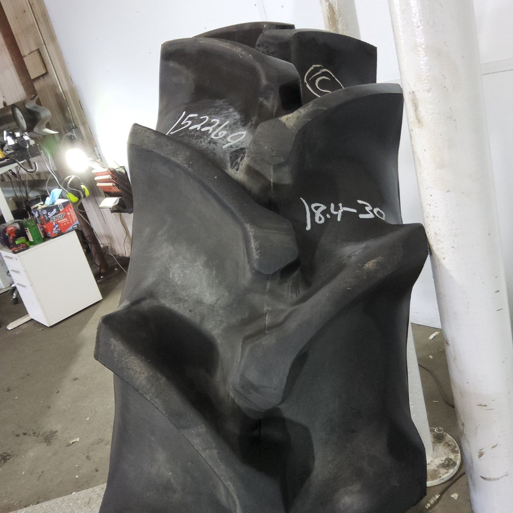 18.4-30 Firestone Champion Spade Grip R-2 E (10 Ply), 90%