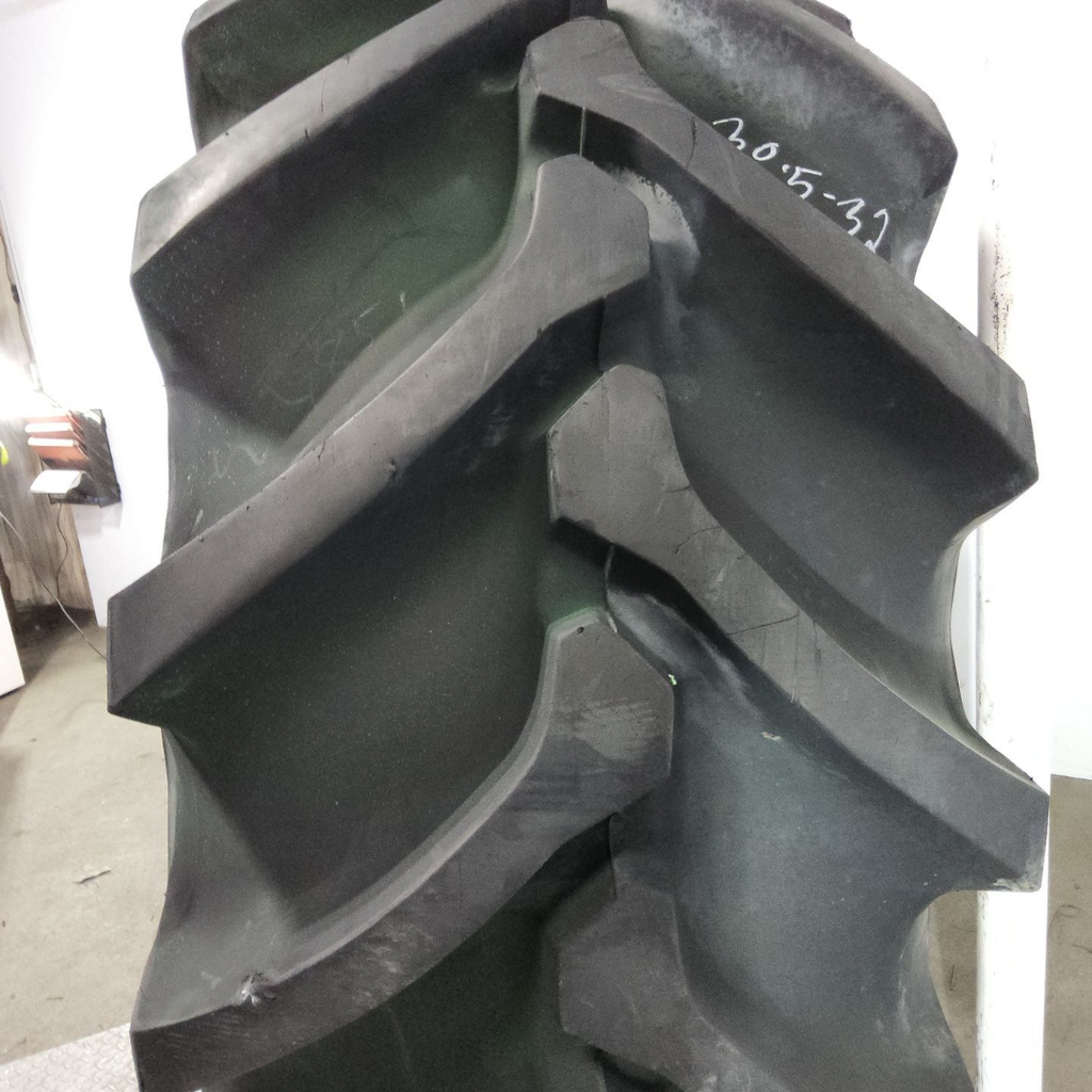 30.5L-32 Firestone Champion Spade Grip R-2 G (14 Ply)