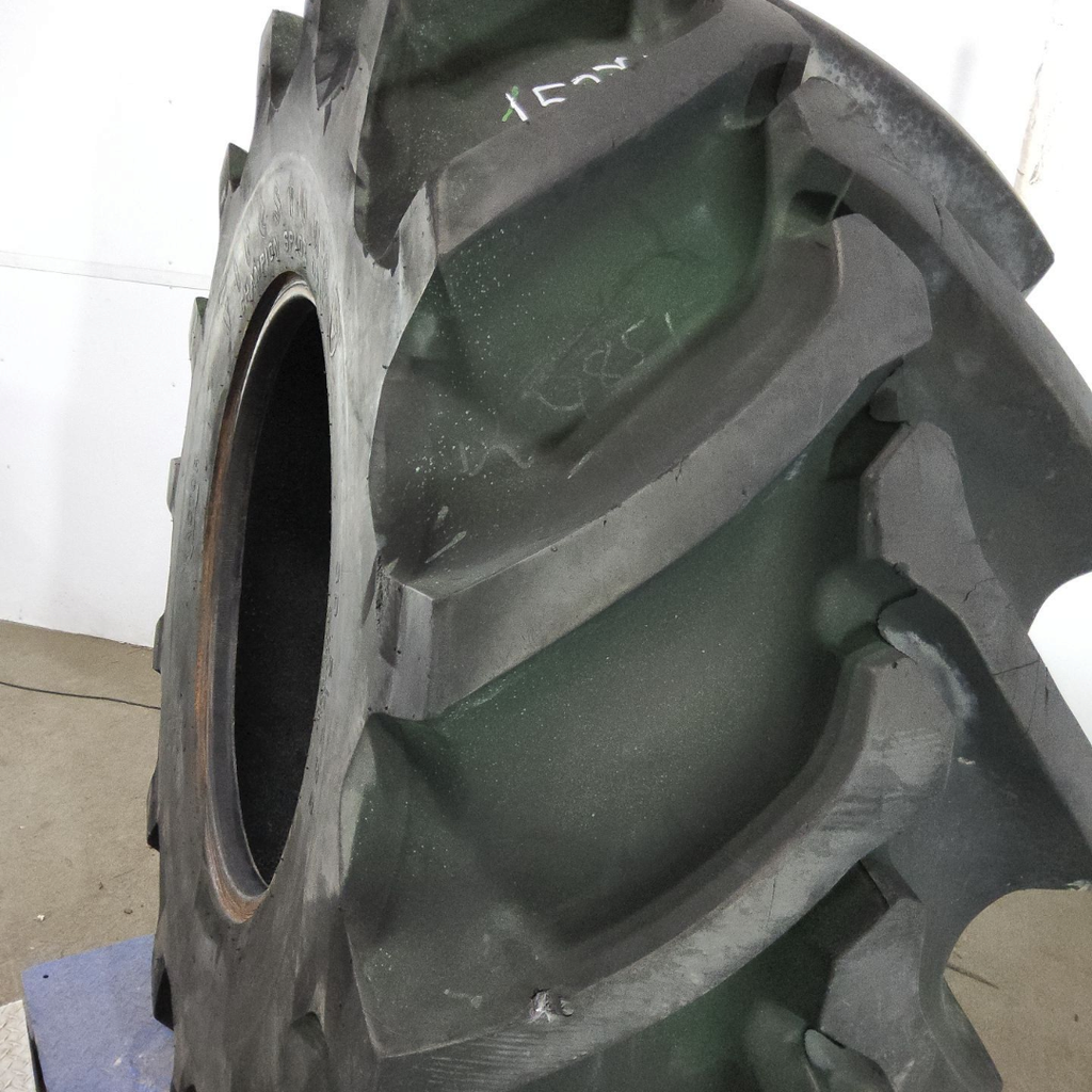 30.5L-32 Firestone Champion Spade Grip R-2 G (14 Ply)
