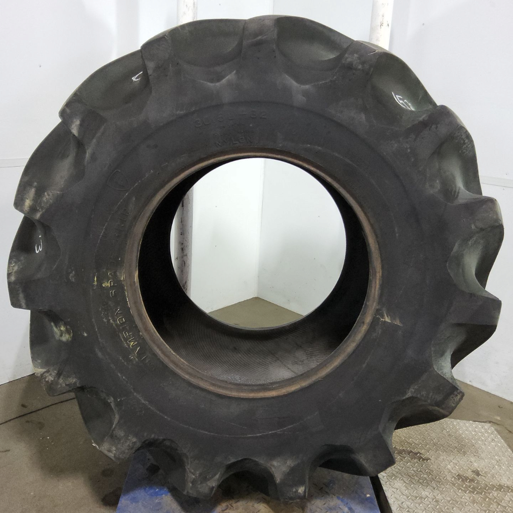 30.5L-32 Firestone Champion Spade Grip R-2 F (12 Ply), 80%