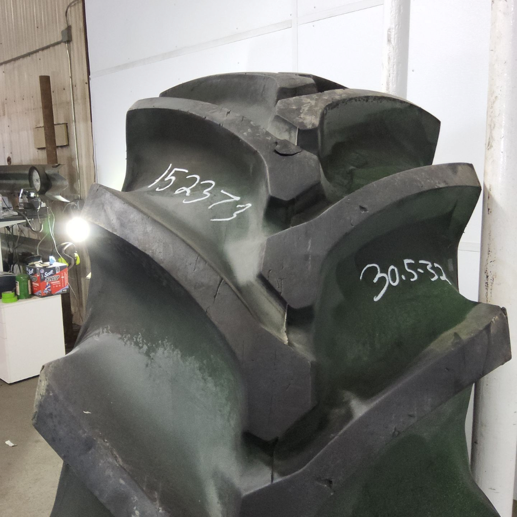 30.5L-32 Firestone Champion Spade Grip R-2 F (12 Ply), 80%