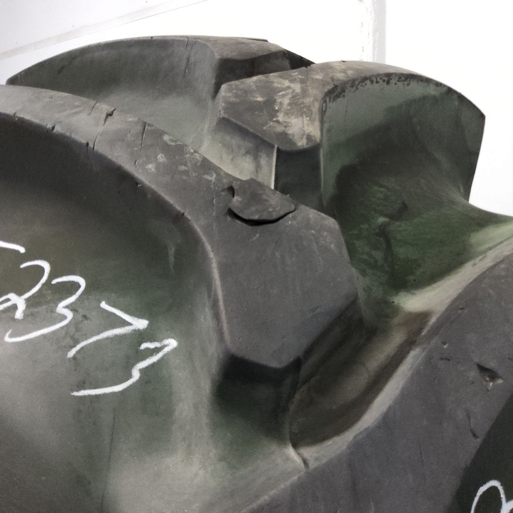 30.5L-32 Firestone Champion Spade Grip R-2 F (12 Ply), 80%