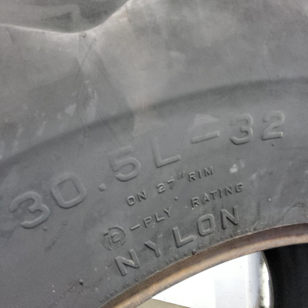 30.5L-32 Firestone Champion Spade Grip R-2 F (12 Ply), 80%