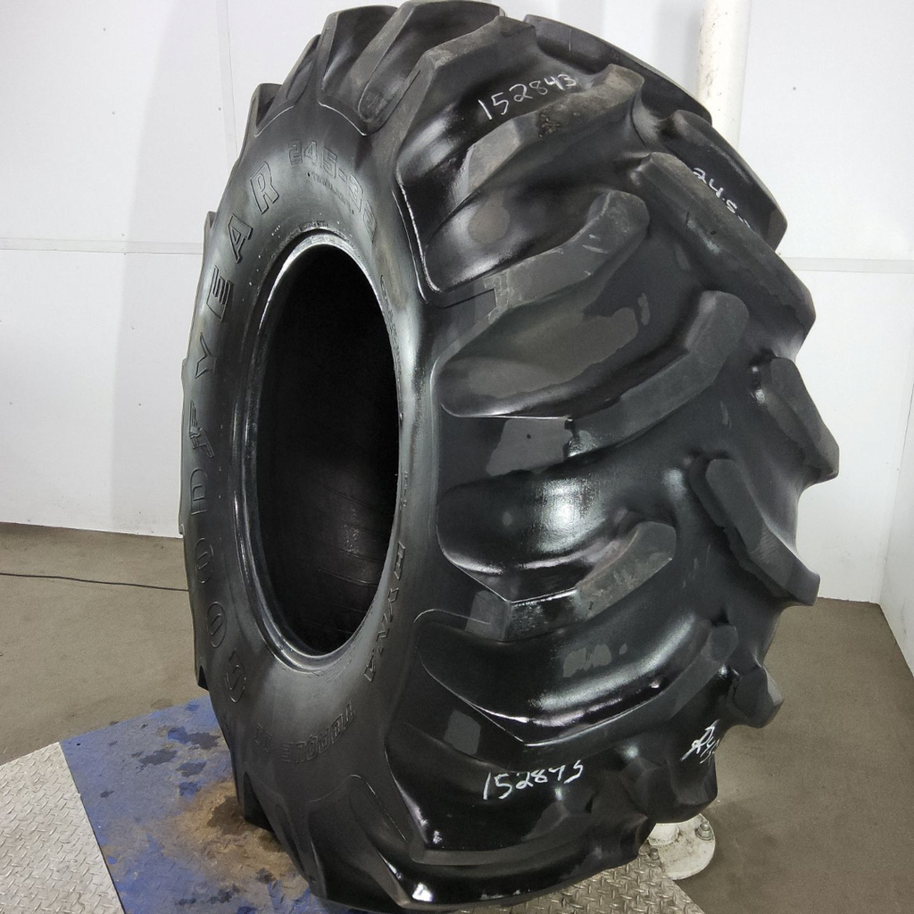 24.5-32 Goodyear Farm Dyna Torque II R-1 F (12 Ply), 75%