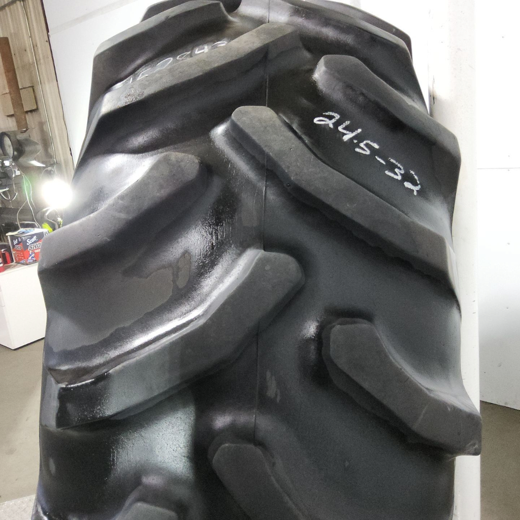 24.5-32 Goodyear Farm Dyna Torque II R-1 F (12 Ply), 75%