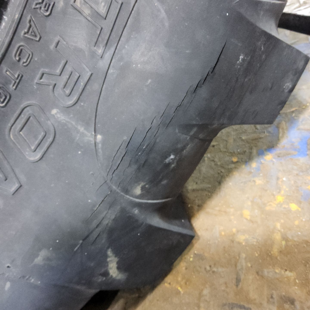 14.9-24 Armstrong Industrial Tractor Lug R-4 D (8 Ply), 99%