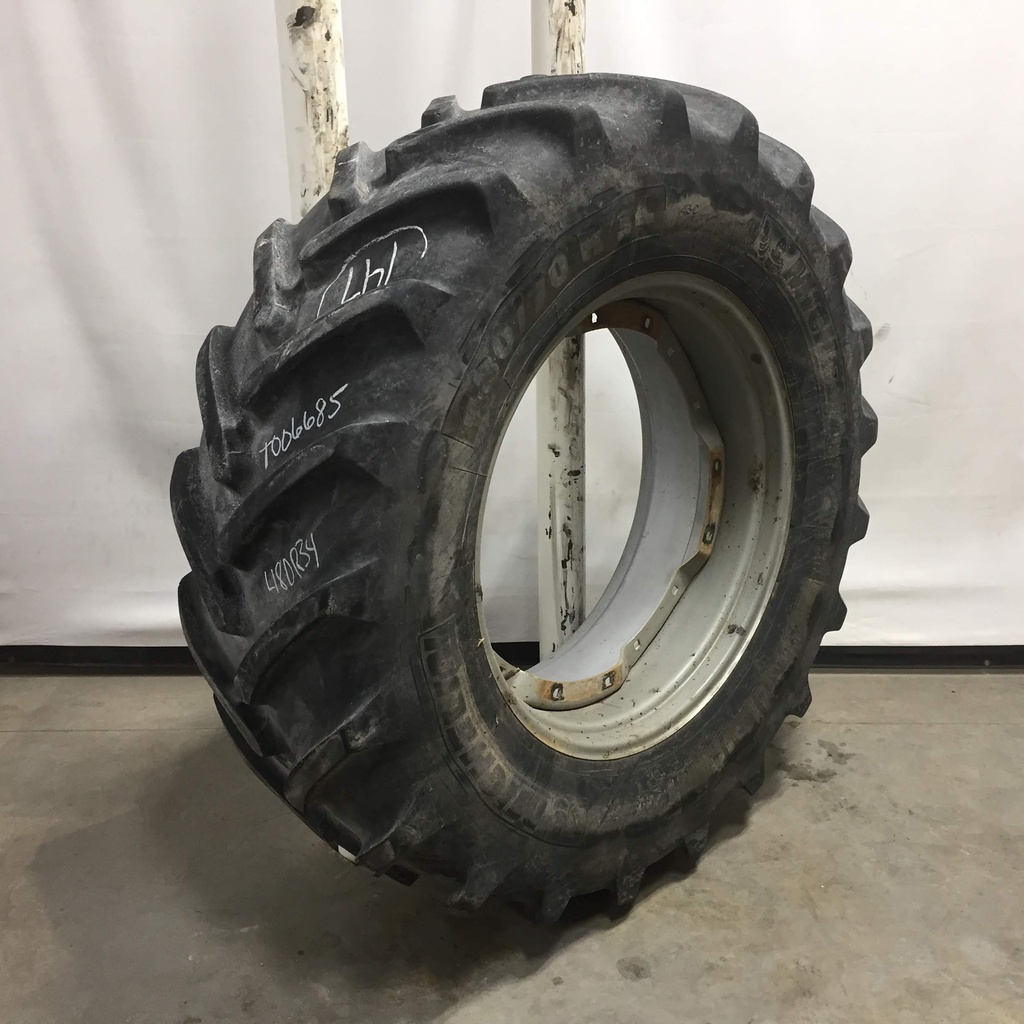 480/70R34 Michelin OmniBib R-1W on Case IH Silver Mist 8-Hole Waffle Wheel (Groups of 2 bolts) 70%