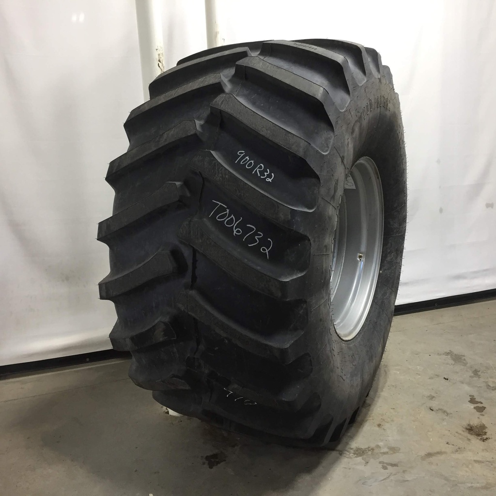 900/60R32 Firestone Radial All Traction 23 R-1 on Case IH Silver Mist 20-Hole Flat Plate 99%