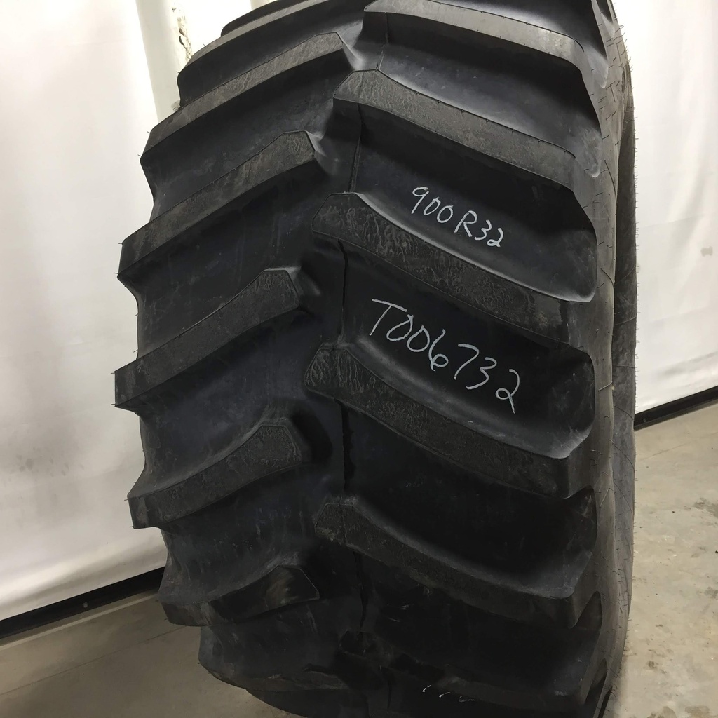 900/60R32 Firestone Radial All Traction 23 R-1 on Case IH Silver Mist 20-Hole Flat Plate 99%