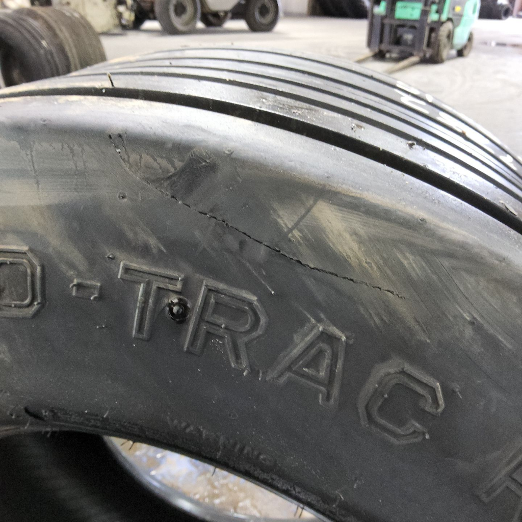 31x13.50-15 Titan Farm Flo-Trac Rib HF-1 C (6 Ply), 99%