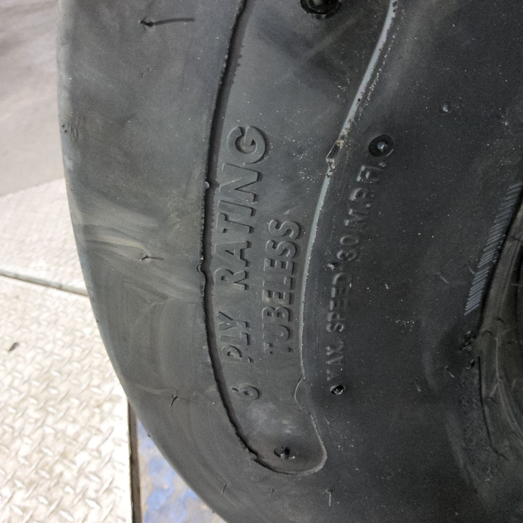 31x13.50-15 Titan Farm Flo-Trac Rib HF-1 C (6 Ply), 99%