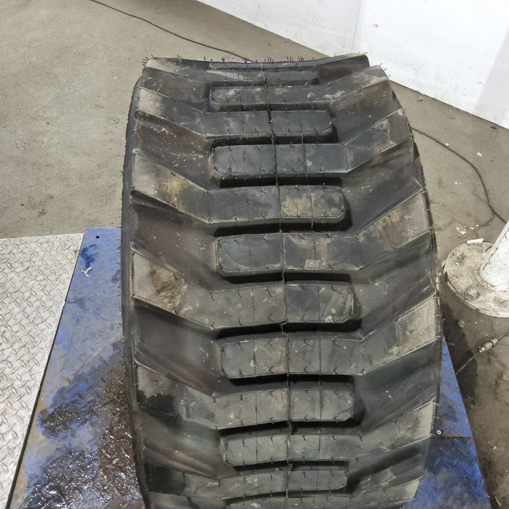 33x15.50-16.5NHS Titan Farm HD2000 II SS R-4 G (14 Ply), 99%
