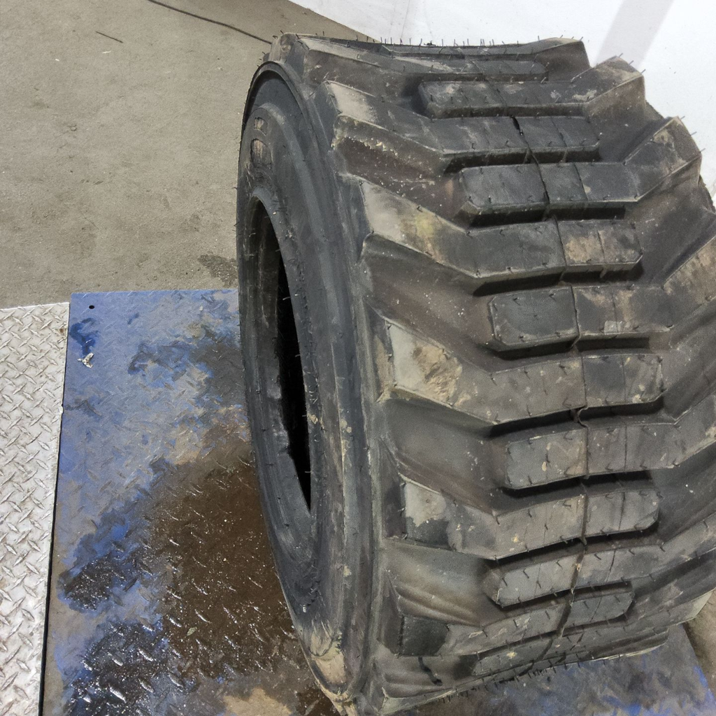 33x15.50-16.5NHS Titan Farm HD2000 II SS R-4 G (14 Ply), 99%