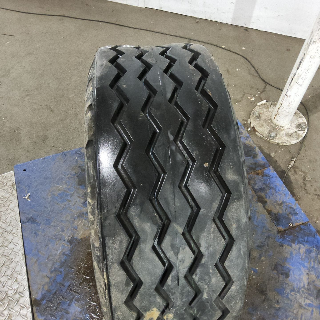 11L-15 BKT Tires Industrial Multi Rib F-3 E (10 Ply), 99%