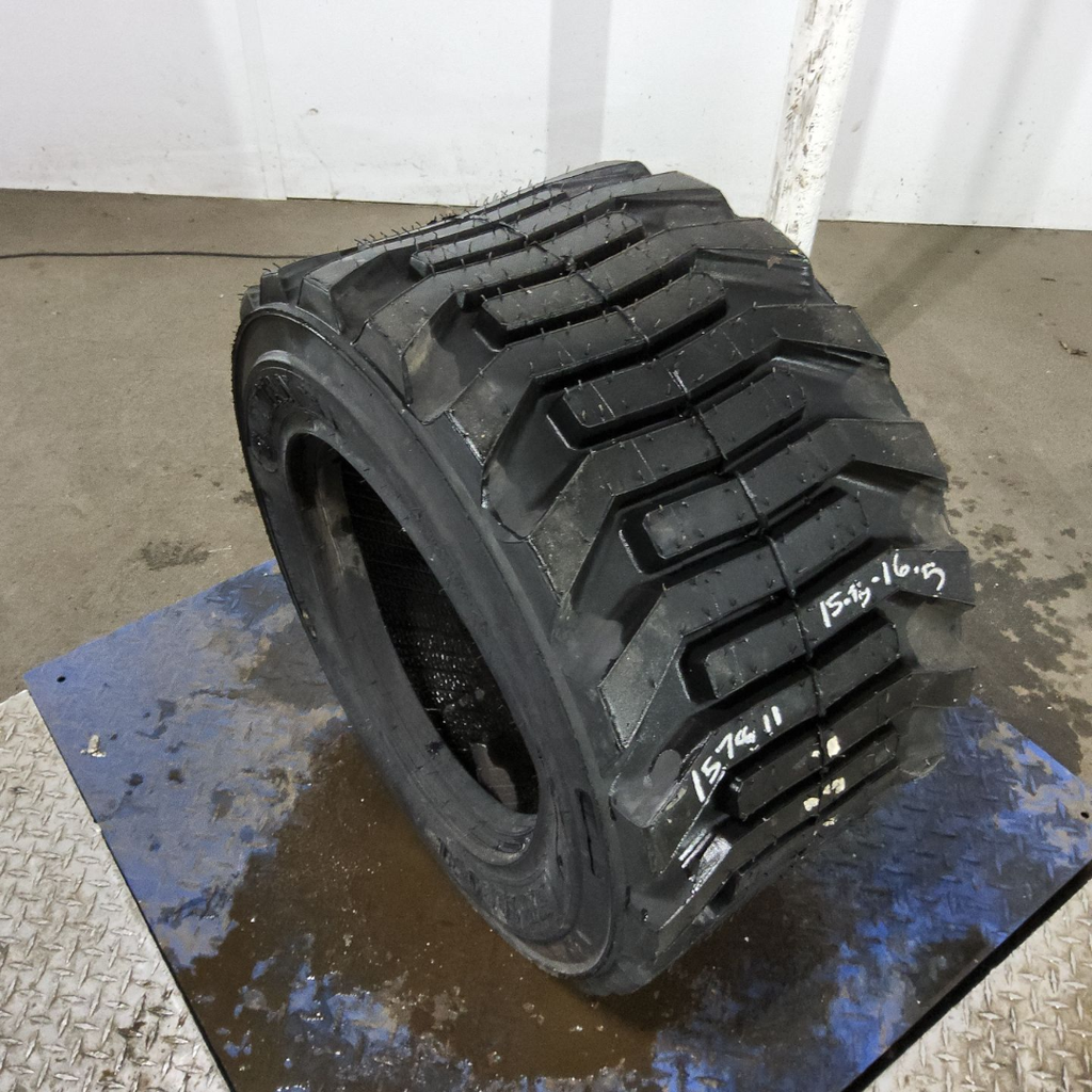 31x15.50-16.5NHS Titan Farm HD2000 II SS R-4 D (8 Ply), 99%
