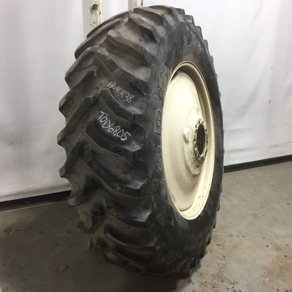 480/80R38 Goodyear Farm Dyna Torque Radial R-1 on Case IH Silver Mist 9-Hole Formed Plate 65%
