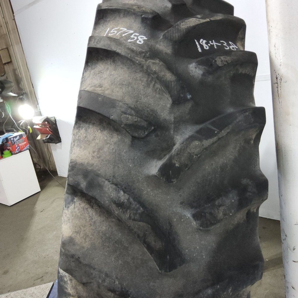 18.4-38 Titan Farm Hi Traction Lug R-1 D (8 Ply), 70%