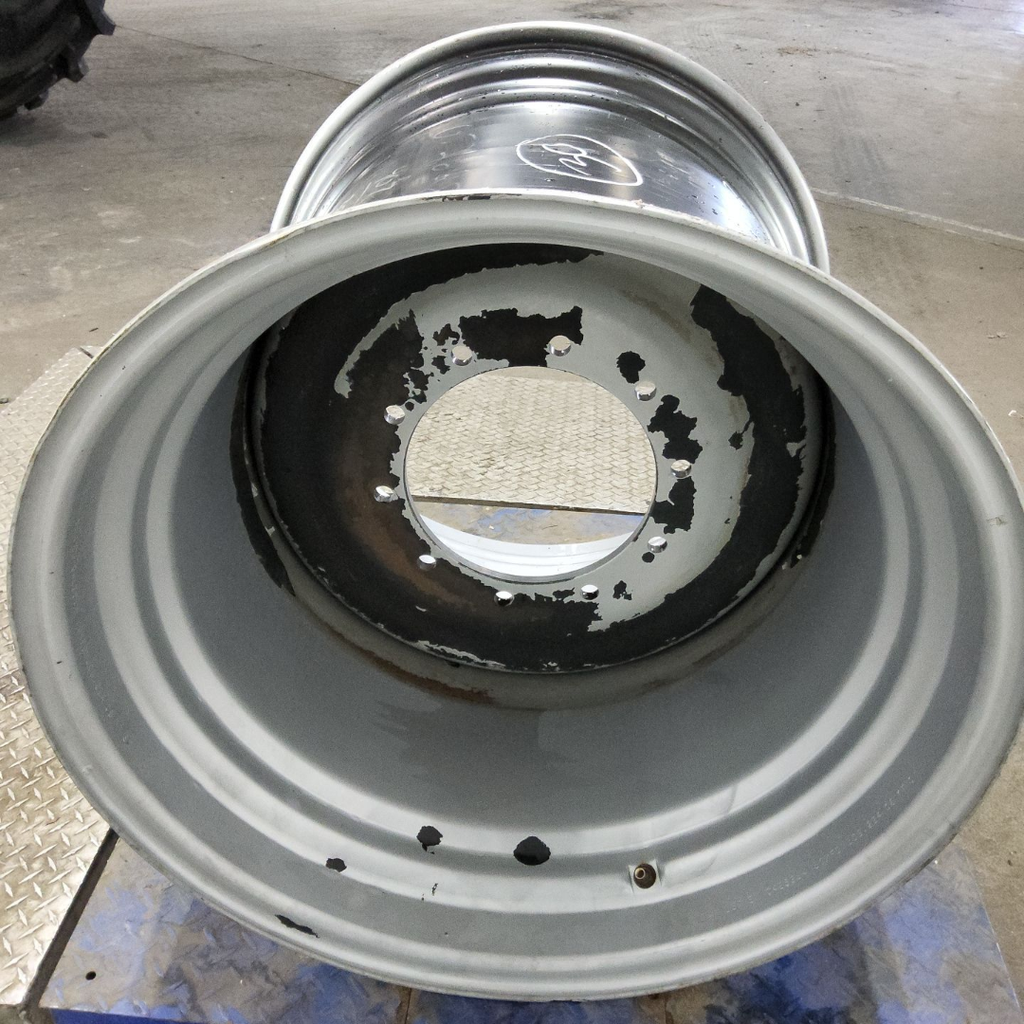 30"W x 30"D, Case IH Silver Mist 10-Hole Formed Plate , 1.5" Offset