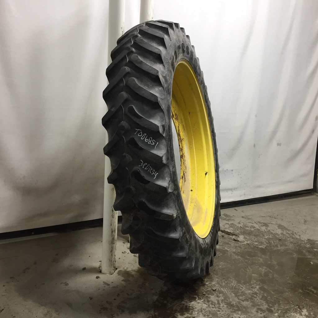 380/90R54 Firestone Radial 9000 R-1W on John Deere Yellow 12-Hole Stub Disc 55%