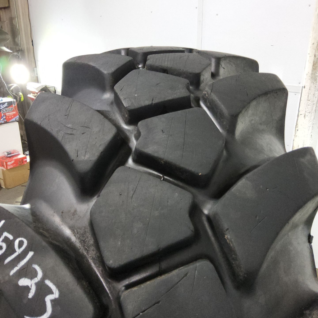 20.5-25 Galaxy Giraffe XLW L-2 H (16 Ply), 80%