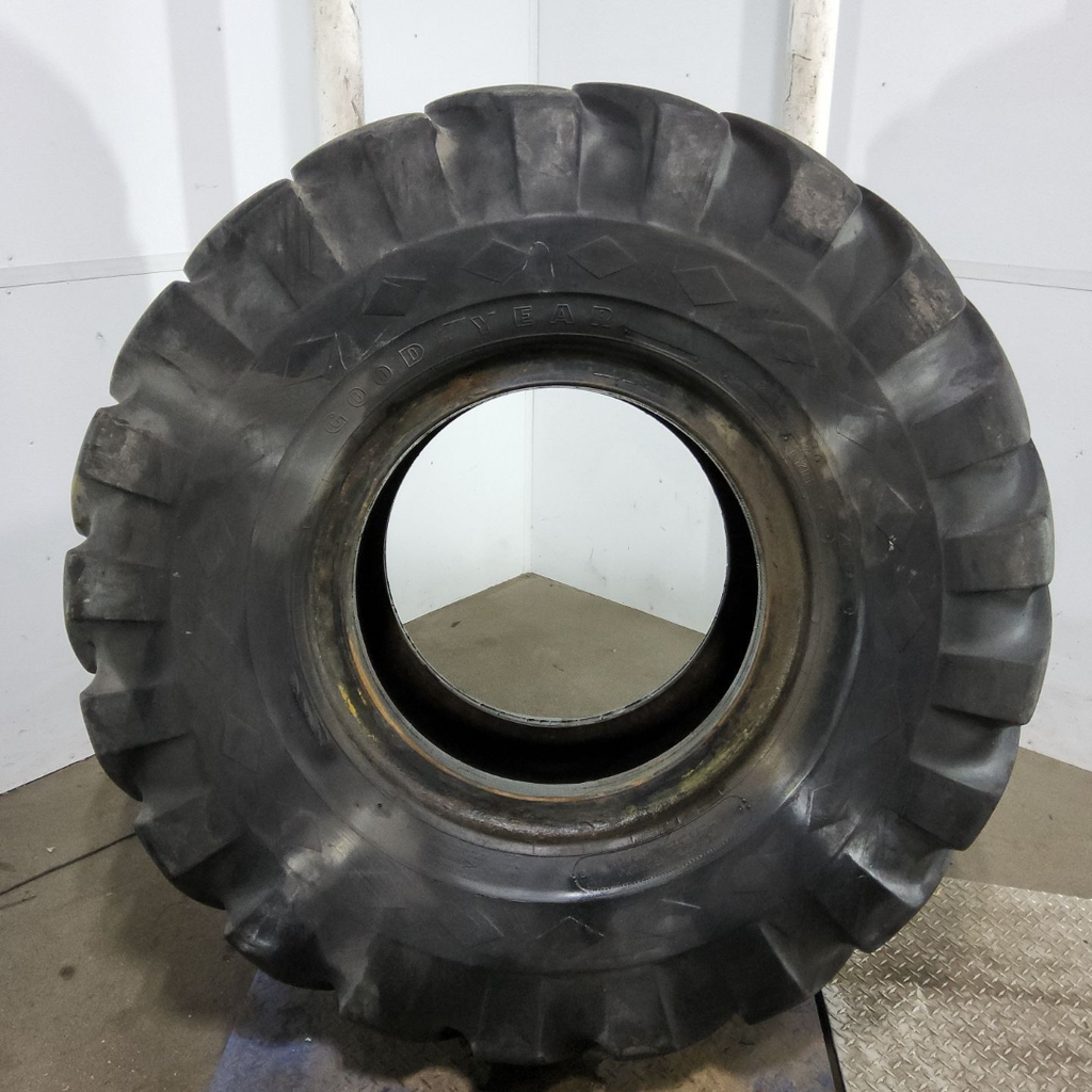 23.5-25 Goodyear L2 E-2/G-2/L-2 F (12 Ply), 80%
