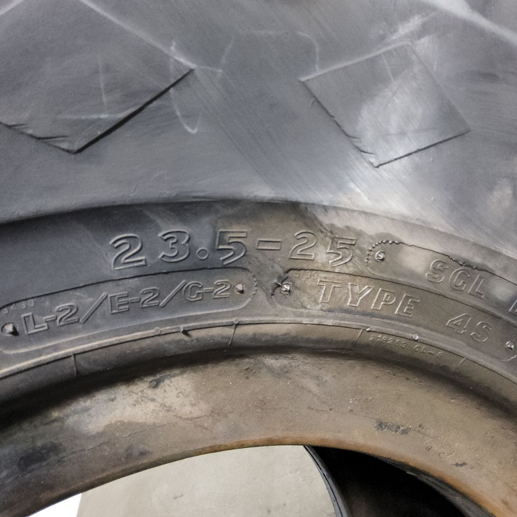 23.5-25 Goodyear L2 E-2/G-2/L-2 F (12 Ply), 80%