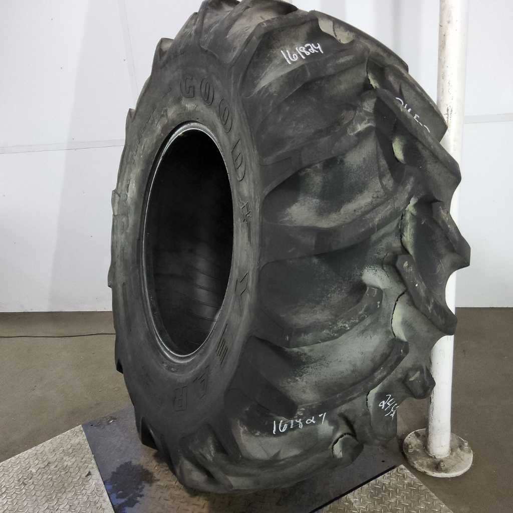 24.5-32 Goodyear Farm Dyna Torque II R-1 F (12 Ply), 80%