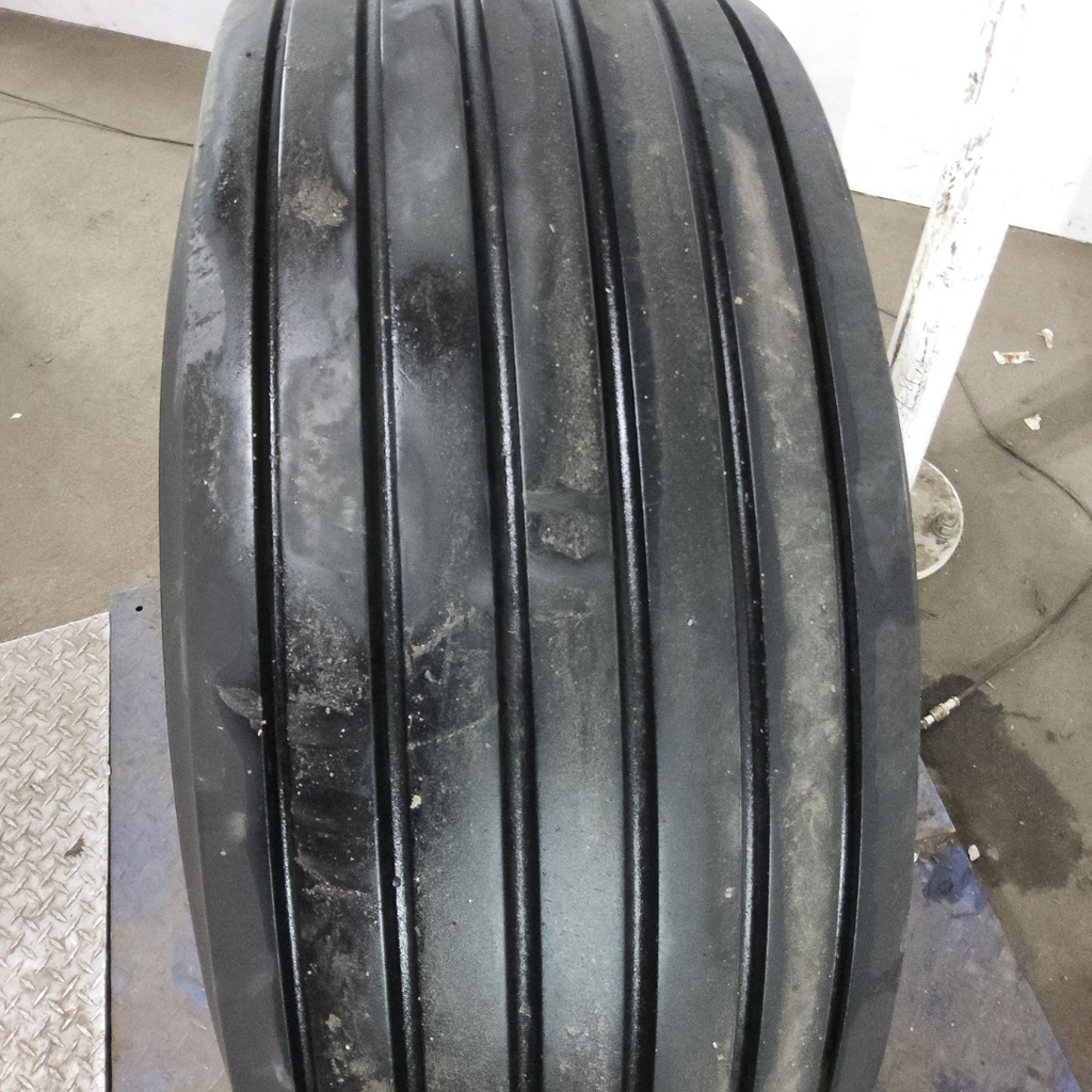 16.5L-16.1SL Titan Farm Farm Service Flotation I-1 G (14 Ply), 70%