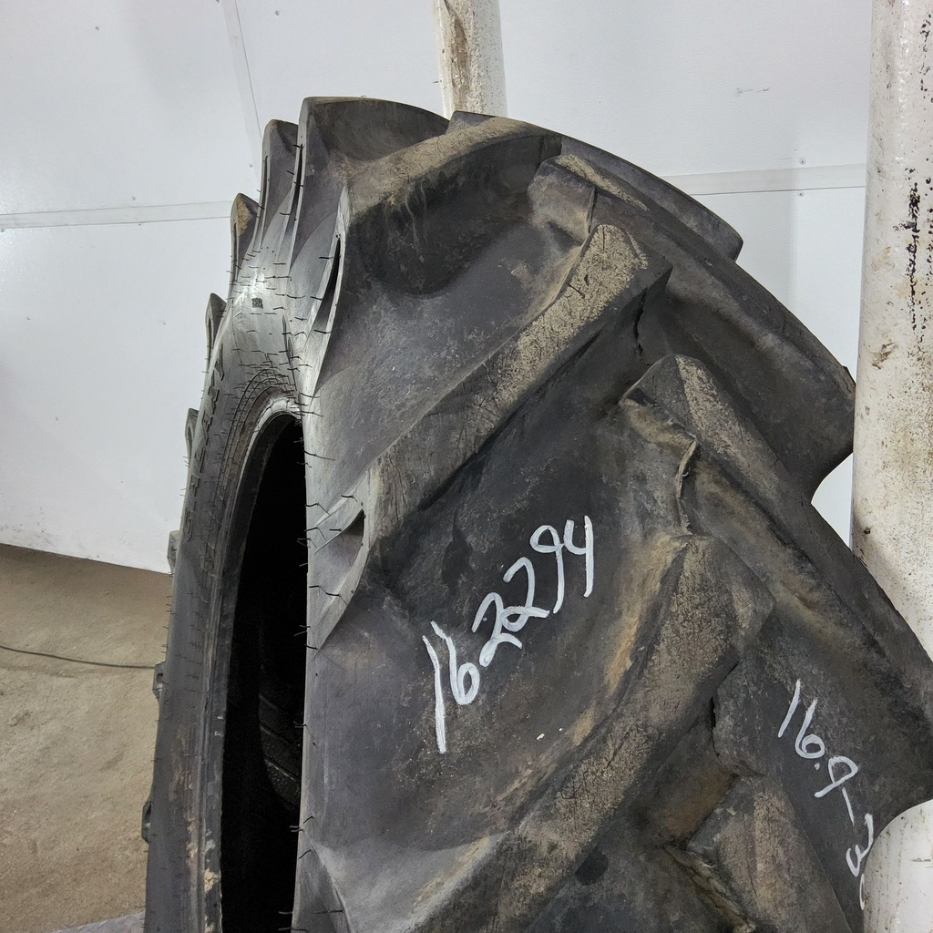 16.9-30 Galaxy 324 R-1 C (6 Ply), 80%