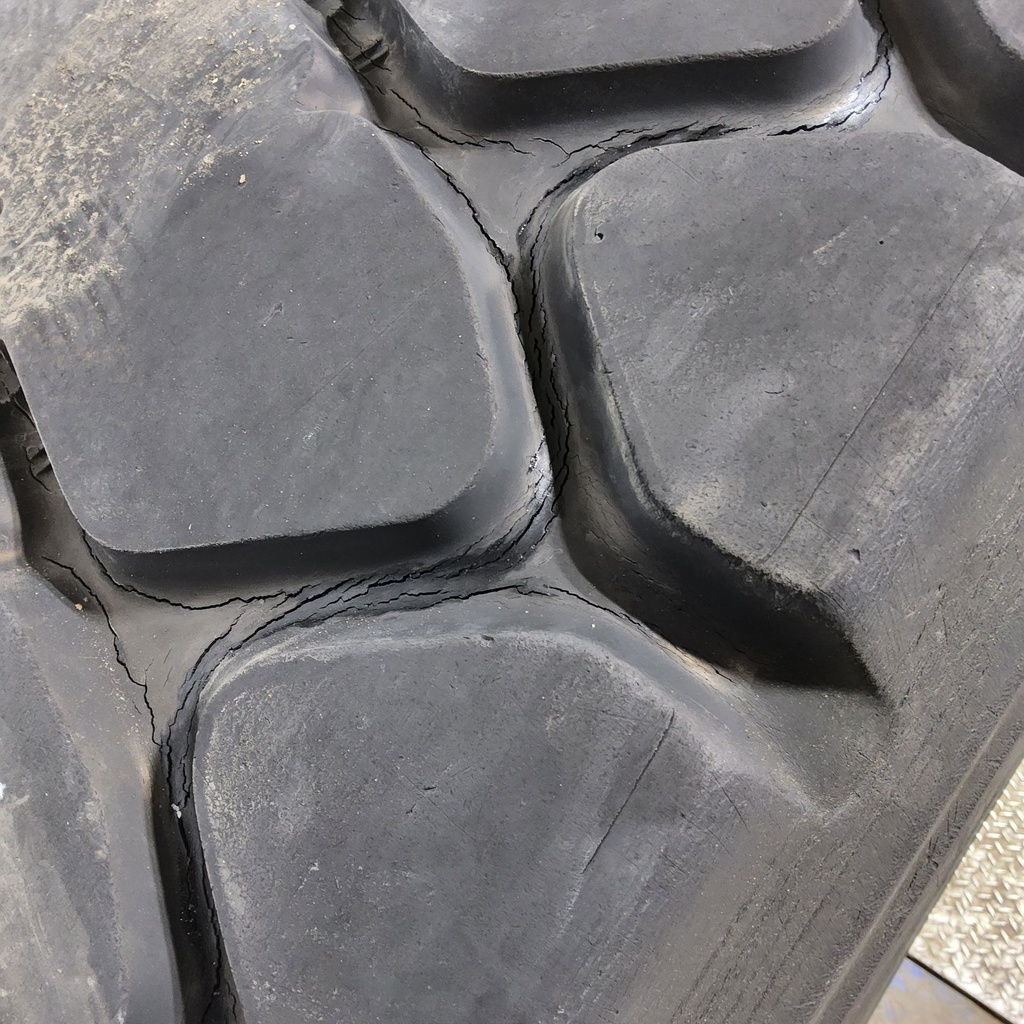 20.5R25 Bridgestone VMT V-Steel M-Traction L-3 D (8 Ply), 60%